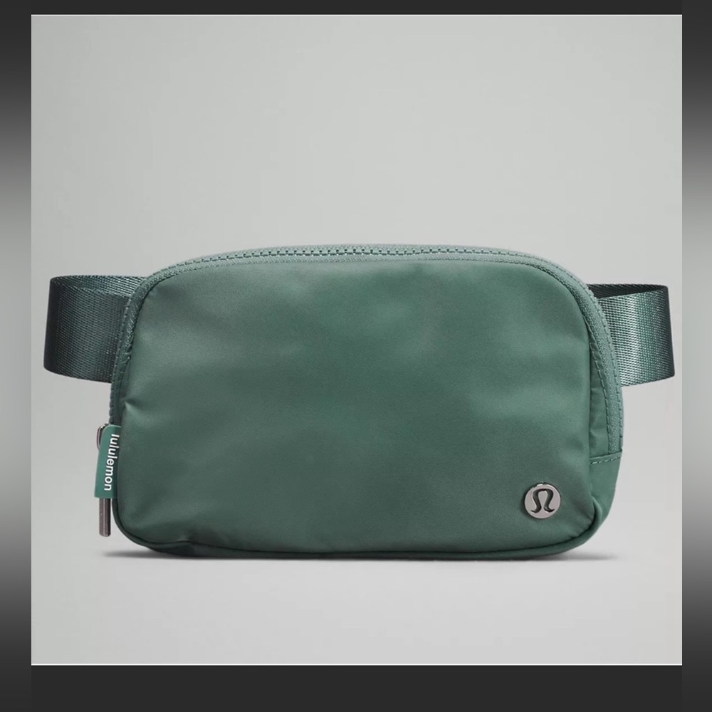 Lululemon Everywhere Belt bag